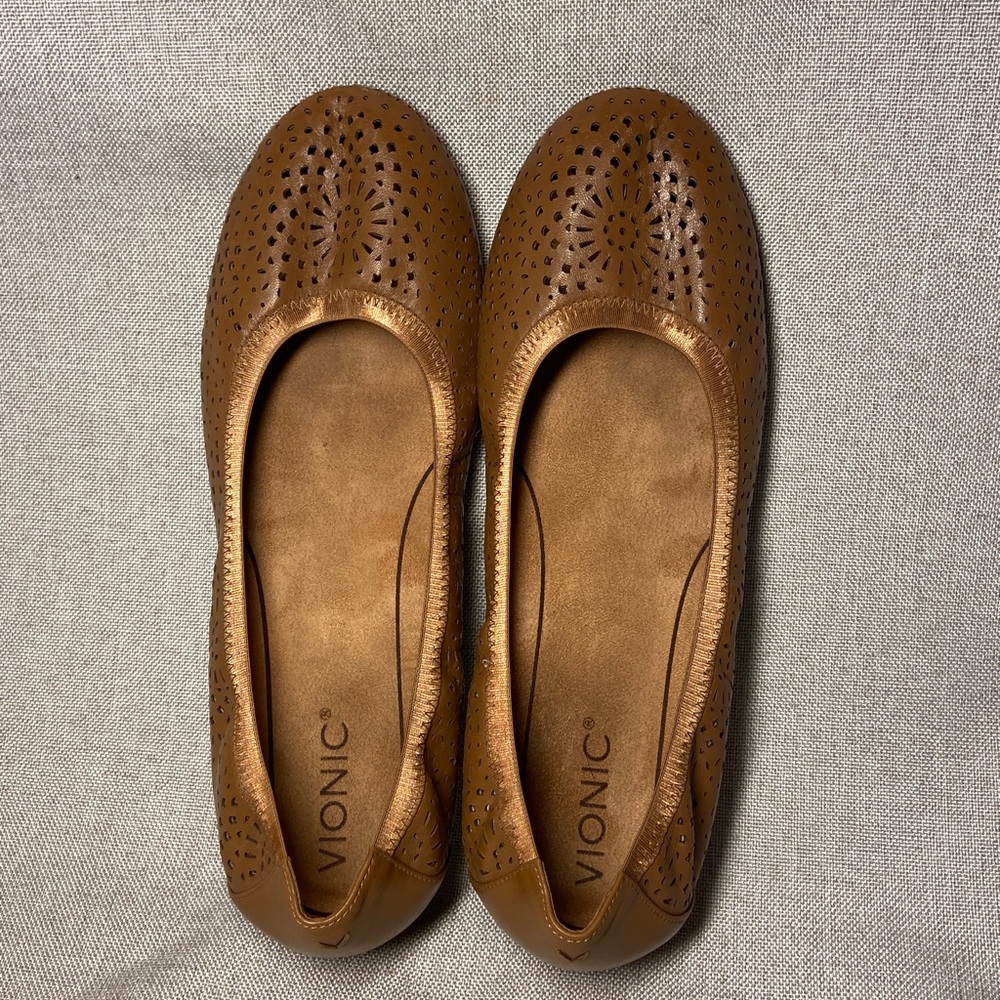 Vionic Women's Tan Ballet Flats. Size 10M